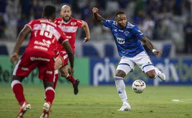 Cruzeiro venció 2-0 al CRB en el Mineir