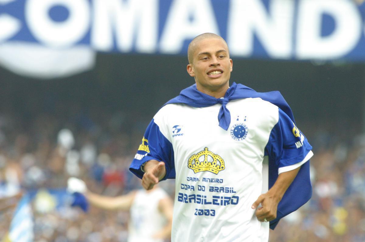 Com passagem apagada pelo Cruzeiro em 2001 e dispensa ao término da temporada, Alex retornou a Belo Horizonte a convite do técnico Vanderlei Luxemburgo, em setembro de 2002. Com o meia jogando em alto nível, o time por pouco não se classificou às quartas de final do Brasileirão - terminou em nono lugar na primeira fase, em desvantagem no saldo de gols para o oitavo colocado Santos, que viria a ser campeão. Em 2003, o camisa 10 liderou o elenco na melhor época do clube com a conquista da Tríplice Coroa (Campeonato Mineiro, Copa do Brasil e Campeonato Brasileiro). Em 2004, Alex aceitou proposta do Fenerbahçe, da Turquia, e saiu do Cruzeiro após 123 jogos (121 oficiais) e 64 gols.