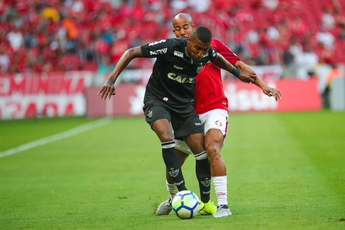 Galo derrotou Internacional no Beira-Rio com gols de Cazares e Terans; D'Alessandro descontou de pnalti