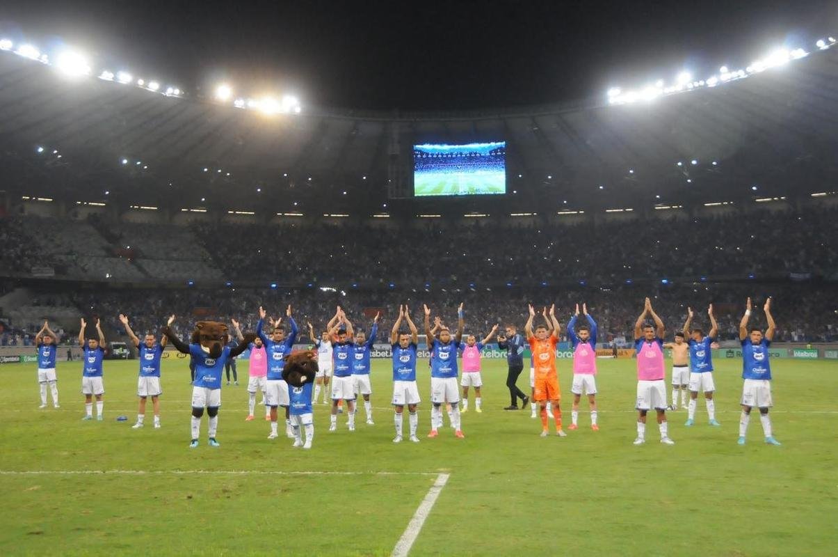Fotos da torcida do Cruzeiro na derrota para o Fluminense no Mineiro; mesmo com eliminao, time recebeu grande apoio ao fim da partida