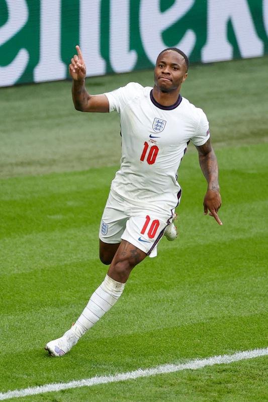 Fotos do gol de Sterling, da Inglaterra, sobre a Alemanha, em Wembley. Ingleses venceram por 2 a 0 e avanaram s quartas de final da Eurocopa