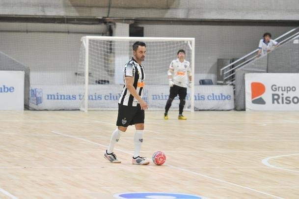 Jogo festivo e solidrio reuniu craques do futsal mineiro em BH