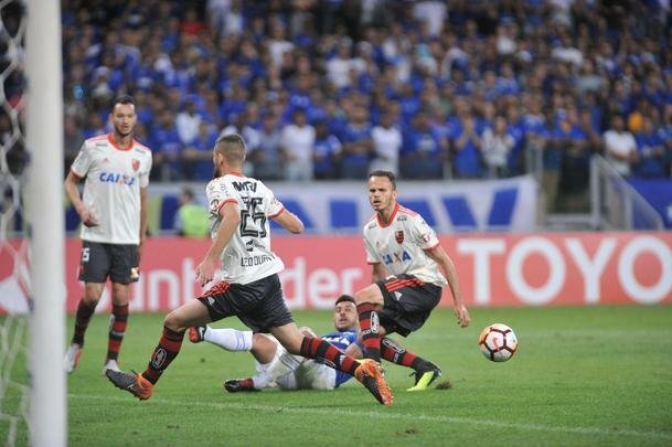 Fotos do primeiro tempo do duelo entre Cruzeiro e Flamengo, no Mineiro, pelas oitavas de final da Libertadores
