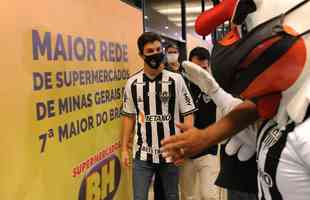 Fotos da chegada do meia argentino Nacho Fernndez a Belo Horizonte para reforar o Atltico (Leandro Couri/EM/D. A Press)