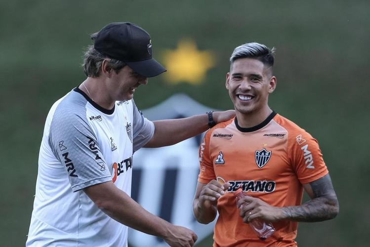 Com Guilherme Arana de volta, Cuca comanda atividade na Cidade do Galo