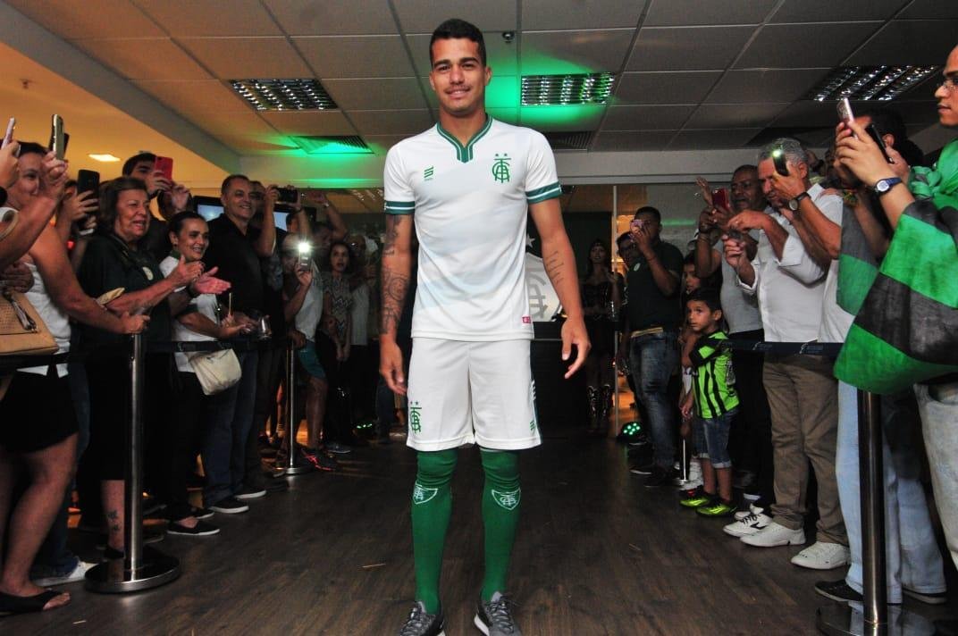 Coleção de uniformes do América da temporada 2019. Clube adotou marca própria, a Sparta. Por isso, desfile na loja do clube, no shopping Boulevard, em BH, foi ao estilo espartano