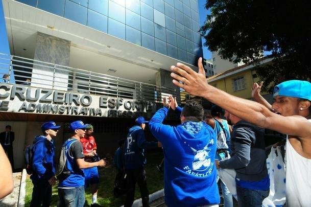 Torcida do Cruzeiro protesta contra a diretoria do clube na porta da sede