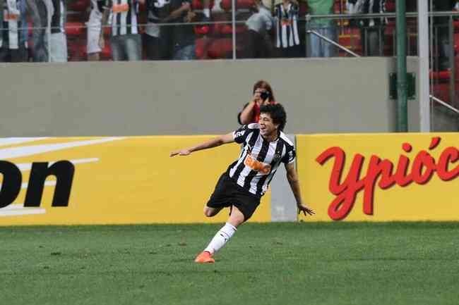Luan comemora gol do Atltico sobre o Palmeiras na Copa do Brasil de 2014