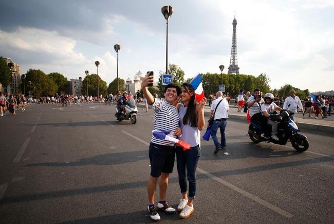 Torcedores franceses tomaram principais pontos tur�sticos e avenidas de Paris para celebrar o bi mundial