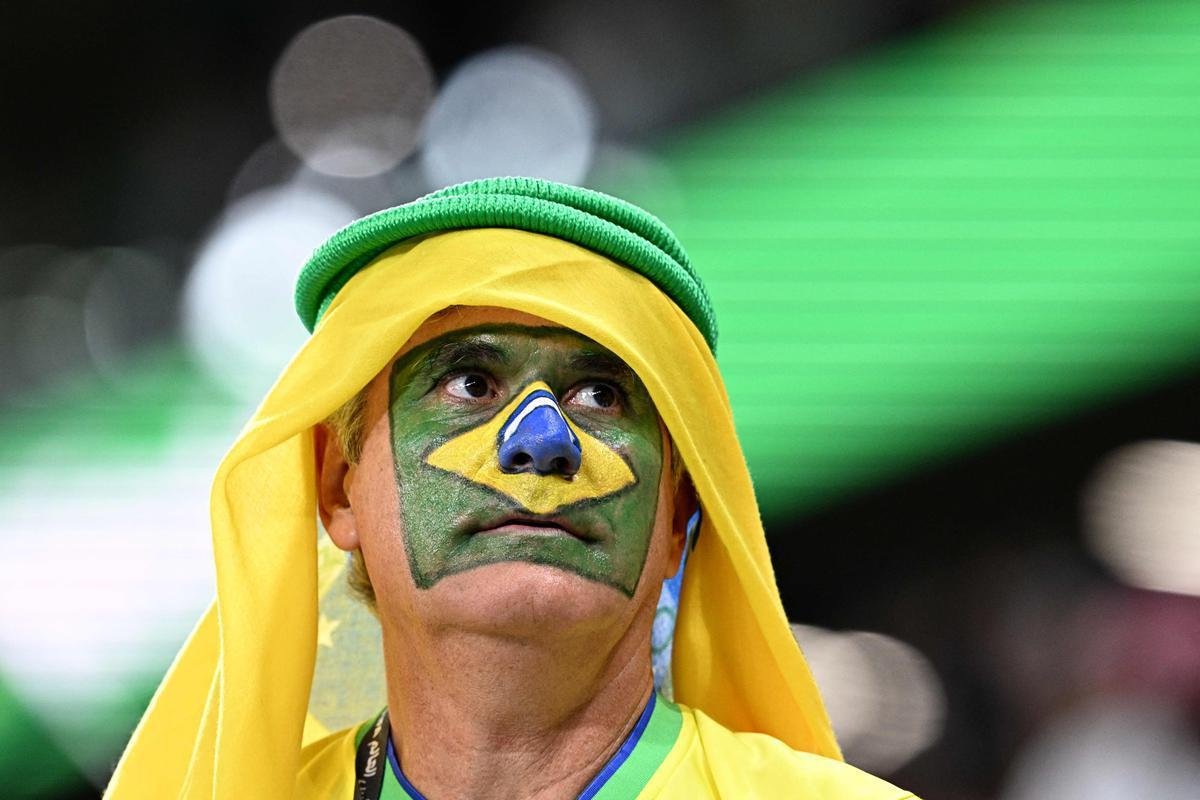 Fotos das torcidas de Brasil e Crocia no Estdio da Educao, em Al-Rayyan, no Catar, em duelo pelas quartas de final da Copa do Mundo