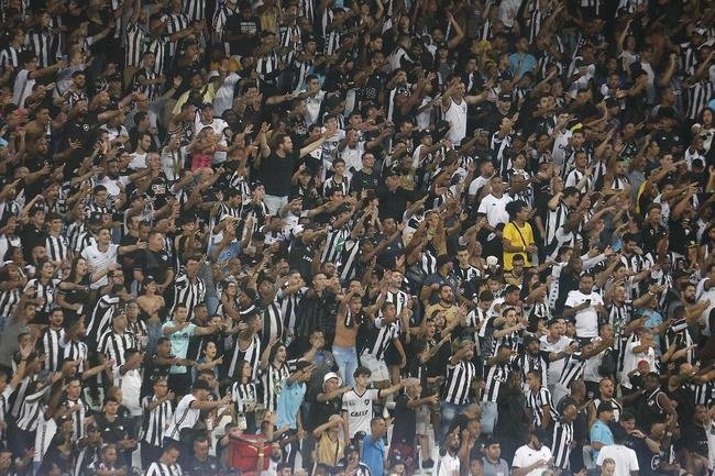 Fotos da partida entre Botafogo e Amrica, pelo duelo de volta das oitavas de final da Copa do Brasil. Jogo foi realizado nesta quinta-feira (14), no estdio Nilton Santos, na cidade do Rio de Janeiro.
