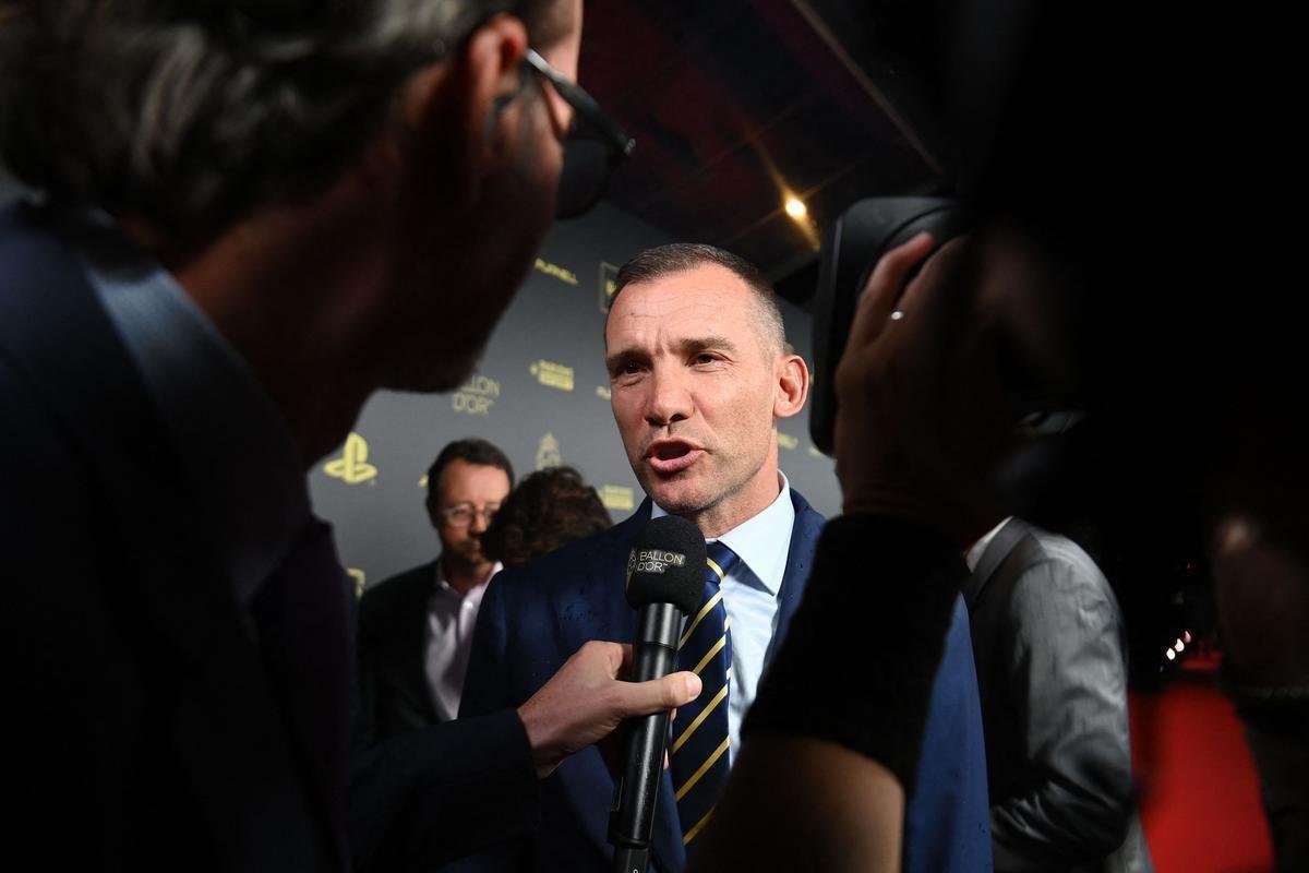 Personalidades do esporte no tapete vermelho do prmio Bola de Ouro, da France Football, no Theatre du Chatelet, em Paris.