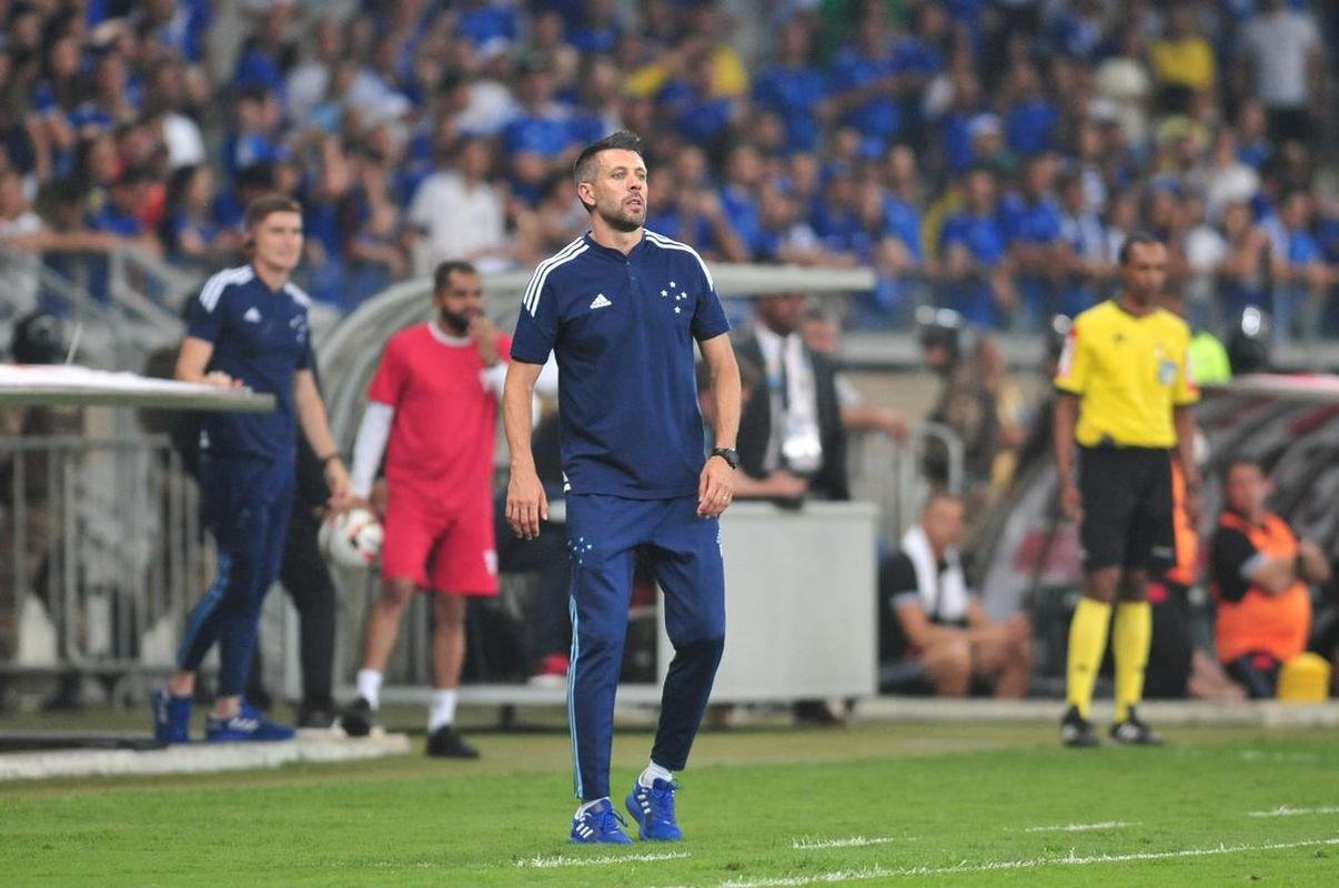 Depois de confirmar o acesso  Srie A com a vitria sobre o Vasco, jogadores do Cruzeiro foram  loucura no Mineiro. Nas arquibancadas, torcedores deliraram. Muitos tambm foram s lgrimas de emoo 