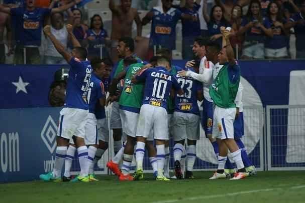 Jogadores do Cruzeiro comemoram gol de empate no clssico, marcado por Robinho