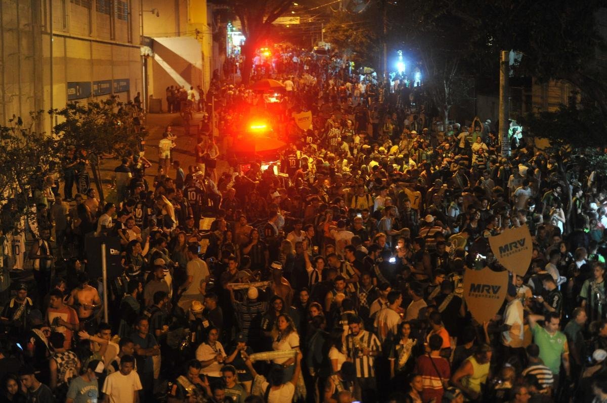 Logo depois da conquista do bi, torcedores do Amrica invadiram Rua Pitangui, ao lado do Independncia, para festejar. Um trio eltrico agitou a noite no bairro Horto