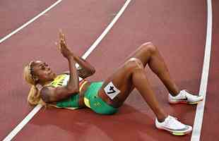 Fotos espetaculares da vitria da jamaicana Elaine Thompson-Herah nos 100m rasos dos Jogos Olmpicos de Tquio com o tempo de 10s61. A velocista quebrou o recorde olmpico e comandou o pdio jamaicano ao lado de Ann Fraser-Pryce, prata, e Shericka Jackson, bronze.