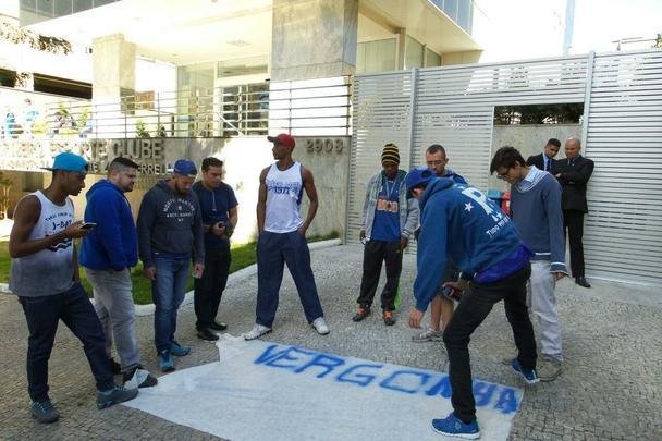 Torcida do Cruzeiro protesta contra a diretoria do clube na porta da sede
