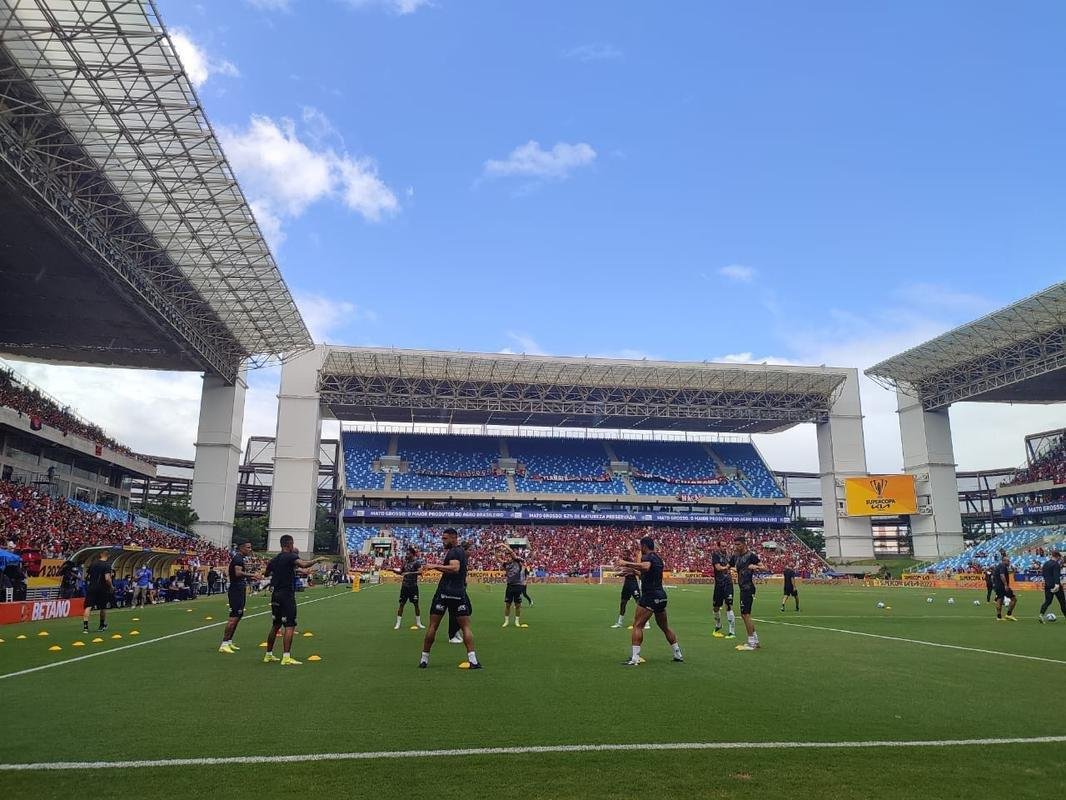 Fotos da chegada de torcedores  Arena Pantanal, em Cuiab, para a final da Supercopa do Brasil entre Atltico e Flamengo