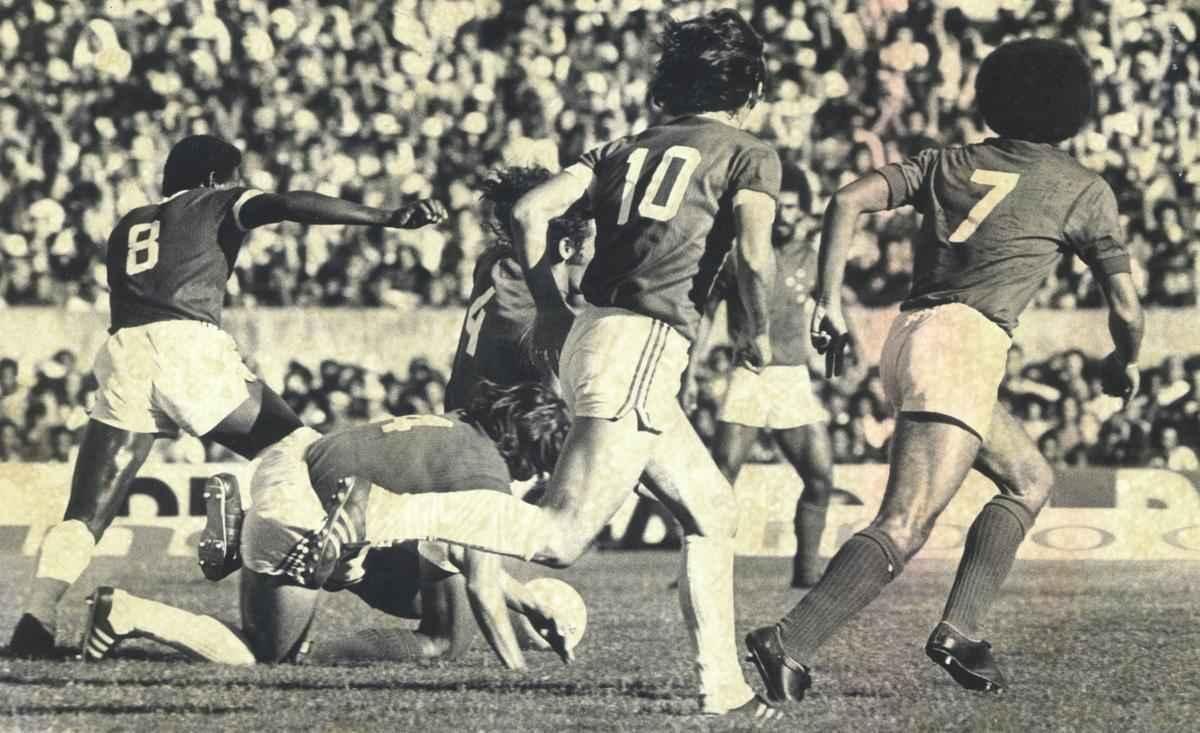 Caçapava(8), Paulo César(10), Chico Fraga(4) e Roberto Batata(7), em lance do jogo Internacional e Cruzeiro, pela decisão da Copa Brasil