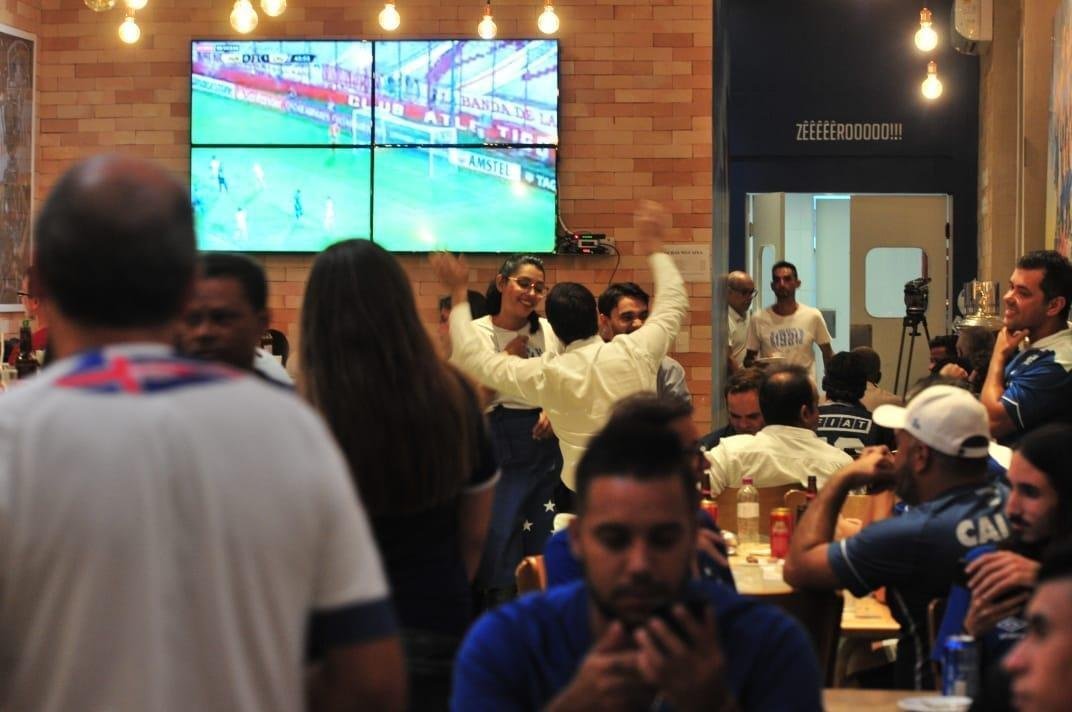 Em bares de Belo Horizonte, torcedores do Cruzeiro tiveram que recorrer a celulares e notebooks para assistir ao duelo com o Huracn, pela Copa Libertadores, via Facebook. Transmisses com o tradicional telo oferecidas por alguns estabelecimentos travaram muito e at foram tiradas do ar. Na verso mobile, resultado foi melhor.