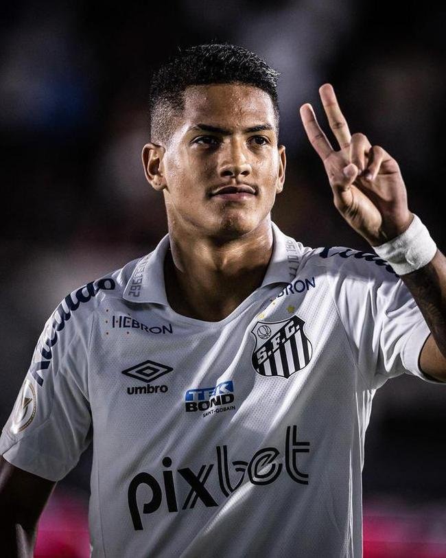 8 - ngelo (atacante do Santos) - 17 anos - multa de 60 milhes de euros