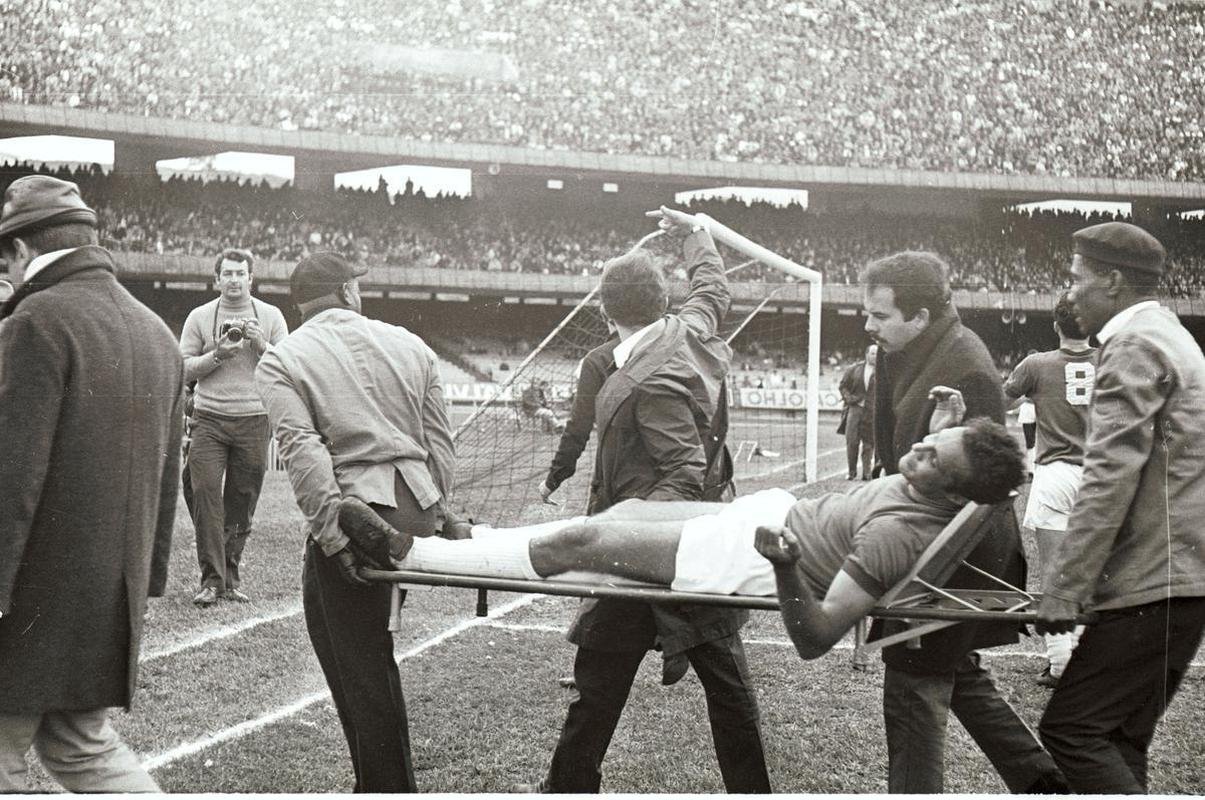 Lance da partida entre Cruzeiro e Santos, pelo Roberto, no Morumbi, em So Paulo. O zagueiro cruzeirense Procpio quebrou a perna aps uma dividia de bola com Pel