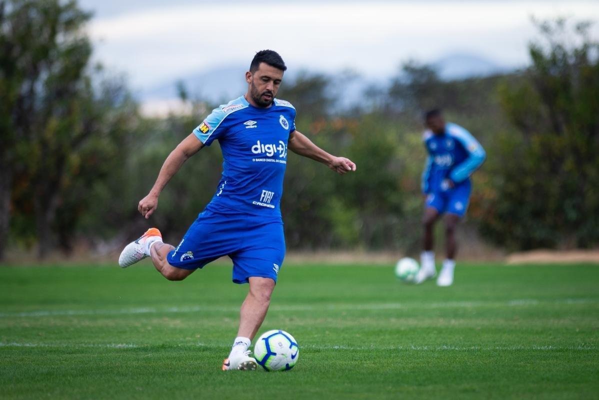 Fotos do treino do Cruzeiro na Toca da Raposa II. Time enfrenta o Internacional, nesta quarta-feira, s 21h30, no Mineiro, pela semifinal da Copa do Brasil. Mano Menezes pode apresentar novidades na escalao diante dos gachos.