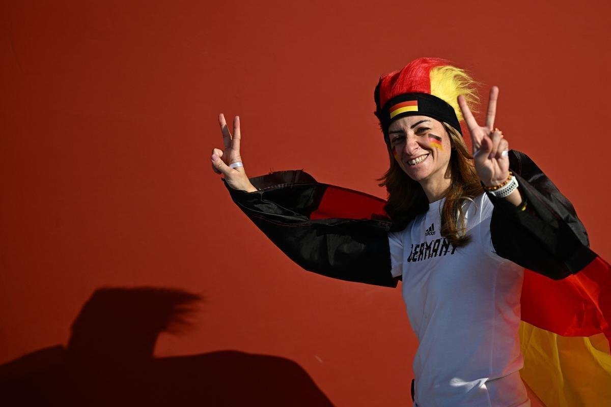 Torcedores nas arquibancadas do Estdio Internacional Khalifa, em Doha, na partida entre Alemanha e Japo, pelo Grupo E da Copa do Mundo 