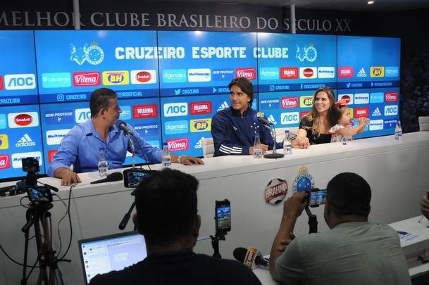 Fotos da apresentao do atacante Marcelo Moreno como novo reforo do Cruzeiro para 2020. Duante entrevista, jogador foi acompanhado pela esposa Marilisy Antonelli e pela filha, Maria Clara