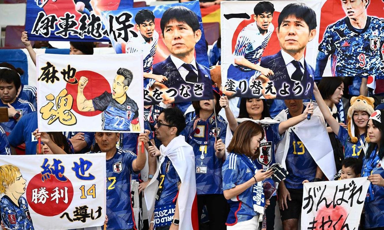 Torcedores nas arquibancadas do Estdio Internacional Khalifa, em Doha, na partida entre Alemanha e Japo, pelo Grupo E da Copa do Mundo 