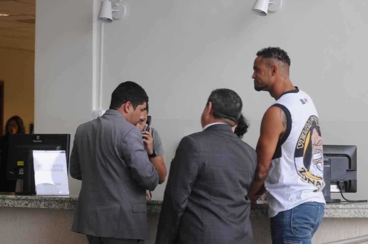 Vestido com camiseta da Galoucura Zona Norte, goleiro esteve nesta quinta-feira no Frum de Santa Luzia, na Regio Metropolitana de Belo Horizonte, para apresentar as garantias de sua liberdade