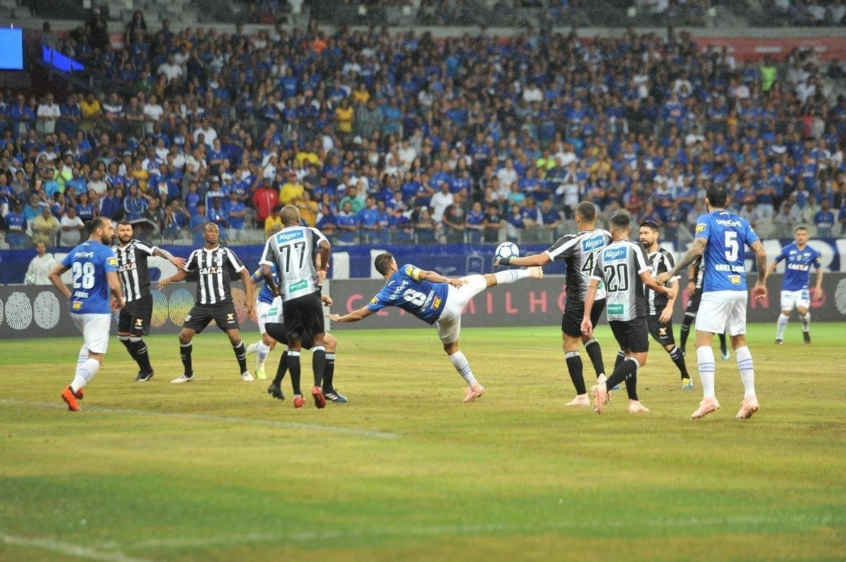Fotos de Cruzeiro x Cear, no Mineiro, em jogo atrasado da 27 rodada do Brasileiro