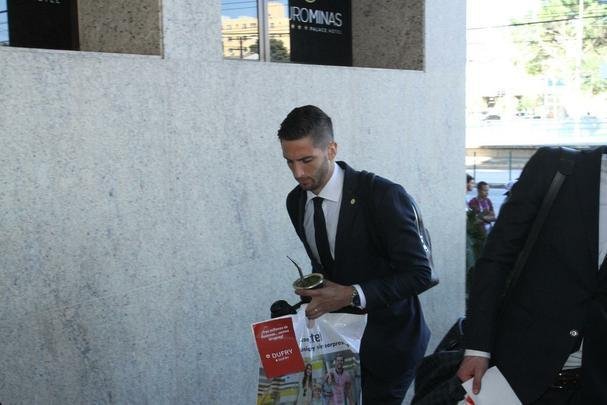 Repleta de estrelas, Seleo Uruguaia chegou a Belo Horizonte no comeo da tarde para a disputa da Copa Amrica. Cavani e Surez, as principais estrelas, mostraram muita simpatia. O meia De Arrascaeta, ex-Cruzeiro, atendeu a um f, mas passou pela imprensa sem dar entrevistas