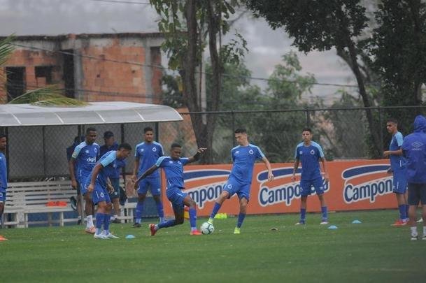 Sob forte chuva, Cruzeiro iniciou preparao para duelo com o Botafogo, marcado para as 21h30 desta quinta-feira