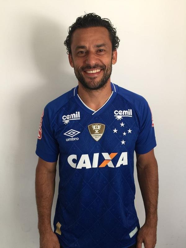 Atacante Fred posa com a camisa do Cruzeiro e com nova diretoria do clube celeste