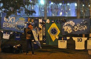 Torcida do Cruzeiro encarou frio e crise de abastecimento para apoiar o time contra o Palmeiras, no Mineiro