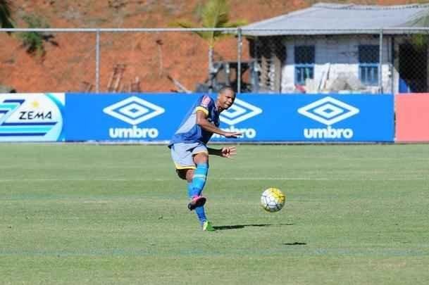 Com Rafael Sobis, Ramn bila e Edimar em campo, reservas do Cruzeiro treinaram com bola na manh desta segunda-feira, na Toca da Raposa II. Titulares realizaram atividade regenerativa (Euler Junior/EM D.A Press)