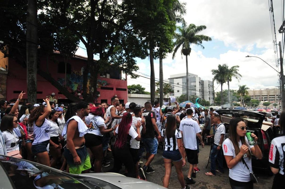 Torcida do Atltico chegou animada ao Mineiro para o jogo da taa, contra o RB Bragantino. Dia de festejar com o time o ttulo do Campeonato Brasileiro de 2021
