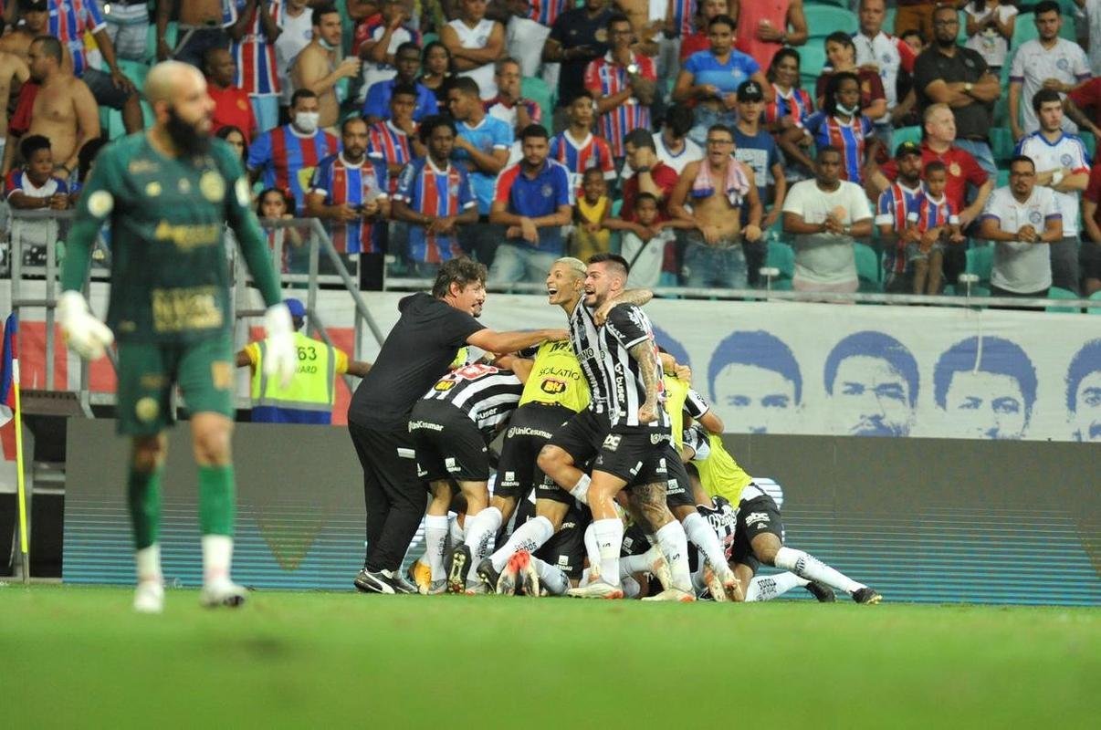 Com gols de Hulk, de pnalti, e Keno (e), o Galo virou sobre o Bahia, por 3 a 2 e chegou ao bicampeonato brasileiro