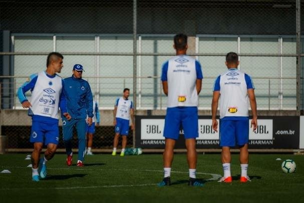 Cruzeiro treinou nesta tera-feira no CT do Grmio, em Porto Alegre, e concluiu a preparao para o duelo com o Internacional, no Beira-Rio, pela semifinal da Copa do Brasil. Time precisa de vitria por dois gols de diferena para ir  final. Se vencer por um gol de vantagem, a deciso ser nos pnaltis. Rogrio Ceni deve escalar o time com Fbio; Edilson, Ded (Fabrcio Bruno), Leo e Dod; Henrique e Robinho; Marquinhos Gabriel, Thiago Neves e David; Pedro Rocha.