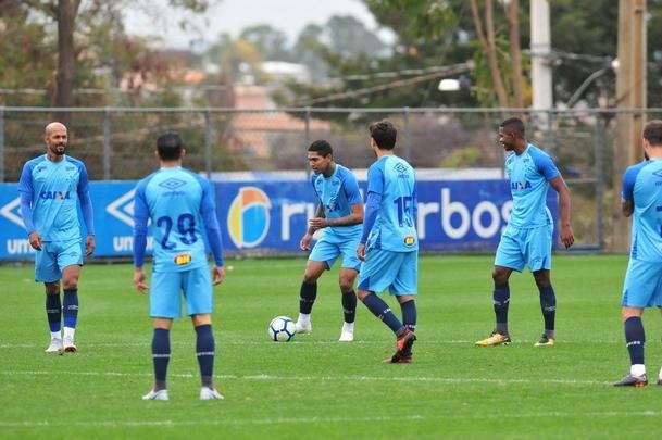 Cruzeiro iniciou preparao para clssico contra o Atltico com reservas em campo na Toca da Raposa II