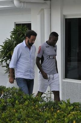 Volante/zagueiro Roger Bernardo participou de treino com bola e depois foi apresentado como novo reforo do Atltico