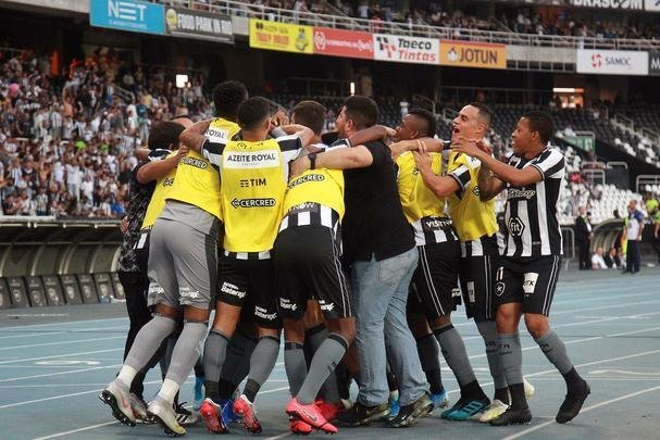 Fotos da vitória do Botafogo sobre o Atlético, por 2 a 1, no Engenhão, pela 18ª rodada do Brasileiro