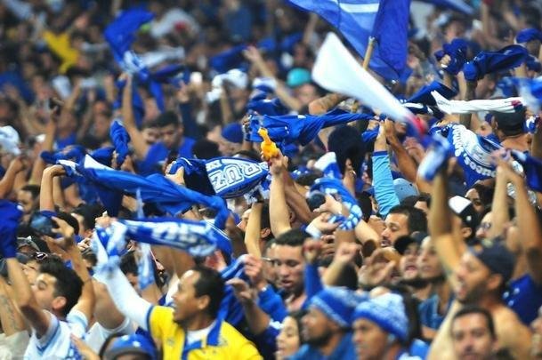 Torcedores do Cruzeiro lotam as arquibancadas do Mineiro para acompanhar a partida vlida pelas quartas de final da Copa do Brasil