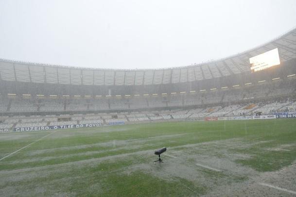 Chuva forte, com granizo, causou transtornos neste domingo  tarde no Mineiro antes do clssico entre Cruzeiro e Amrica pelo Campeonato Mineiro. Do lado de fora, o forte vento derrubou divisrias que separam acessos ao estdio, perto das catracas. J o gramado ficou bastante alagado por muito tempo.
