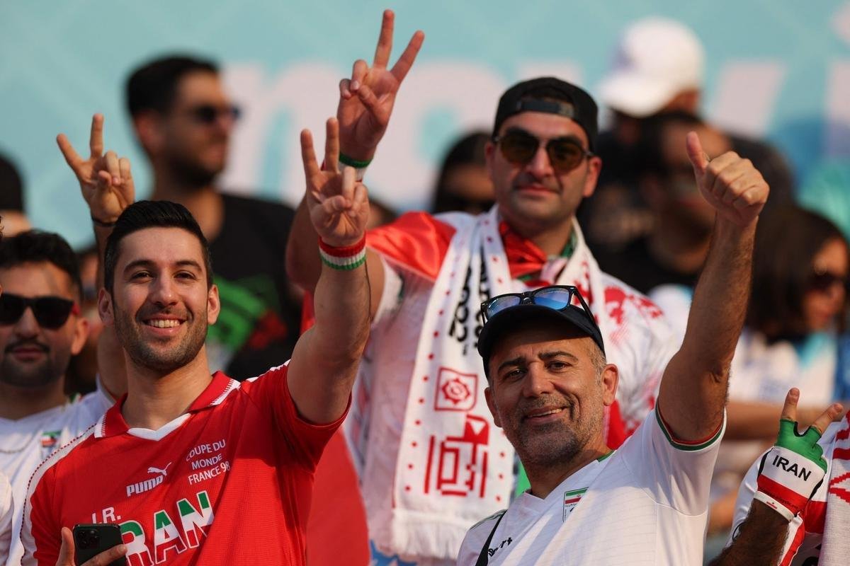 Os torcedores de Inglaterra e Ir no primeiro jogo do Grupo B na Copa do Mundo.