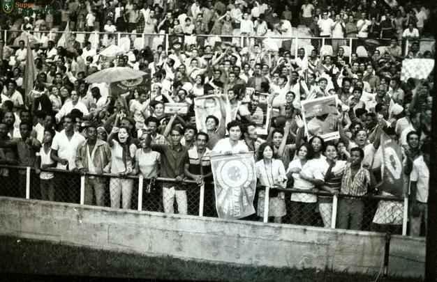O recorde de público nos clássicos, que não será mais atingido devido à redução da capacidade do estádio, pertence ao jogo em que a Raposa venceu o Galo por 1 a 0, gol de Natal: 123.351 pagantes. As duas equipes faziam excelentes campanhas no Campeonato Mineiro. Em 12 jogos, cada time havia vencido 11. Nem o aumento no preço dos ingressos afastou o torcedor. O público total foi de 129.296 torcedores.