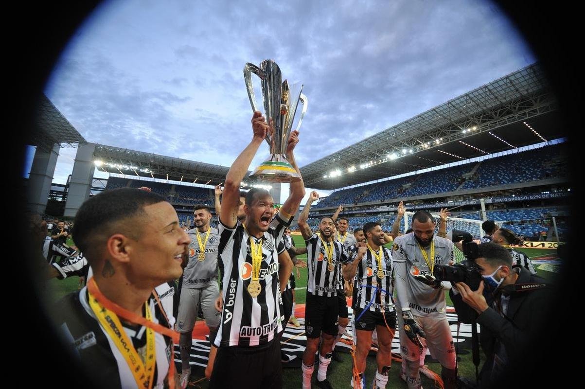 Jogadores do Atltico erguem a taa de campeo da Supercopa do Brasil na Arena Pantanal, em Cuiab