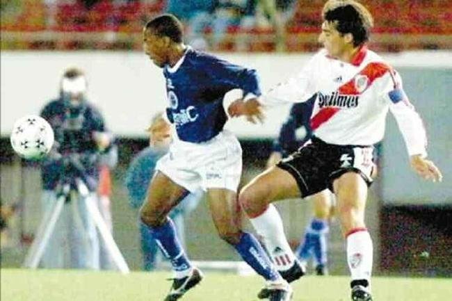 O stimo ttulo internacional do Cruzeiro foi a Recopa Sul-Americana de 1998. A deciso com o River Plate foi realizada em 1999. O time celeste venceu a ida, por 2 a 0, no Miineiro, e a volta, por 3 a 0, no Monumental de Nez, em Buenos Aires.