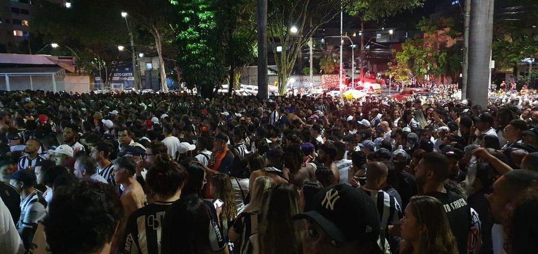Nesta quinta-feira (2), torcedores do Atlético lotaram os bares de BH para acompanhar Bahia x Galo, jogo adiado da 32ª rodada do Campeonato Brasileiro. Na imagem, Arena do Espeto.